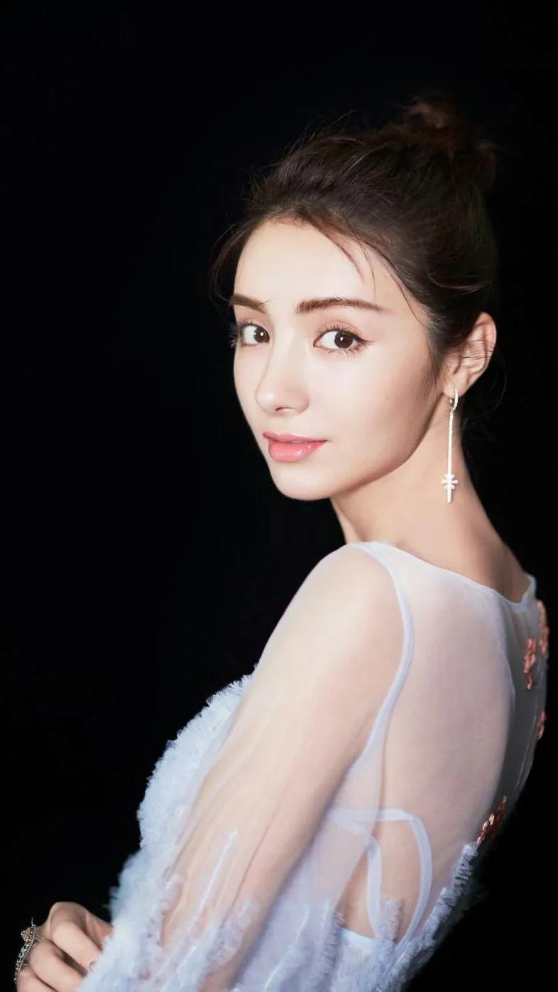 新疆，丝路明珠，多元文化新篇章